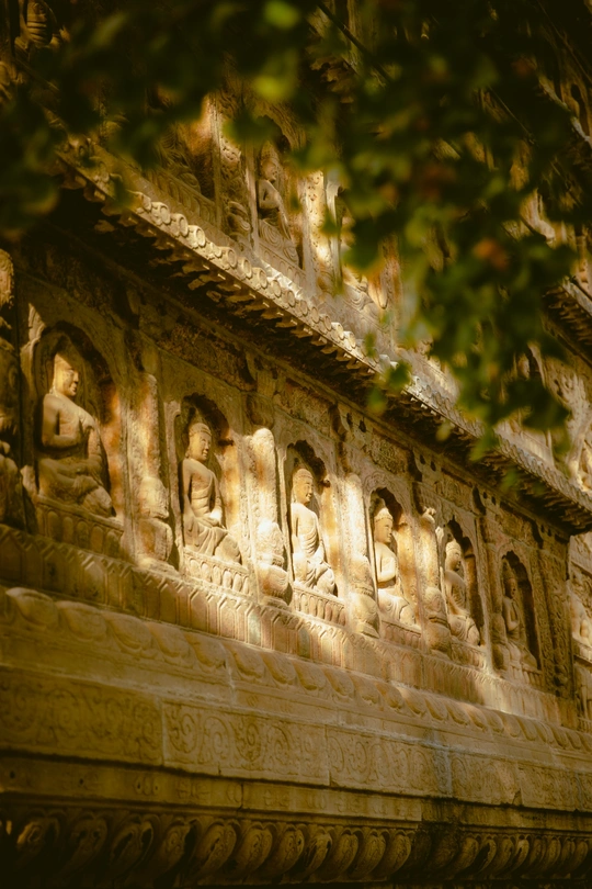 墙上寺庙的雕刻