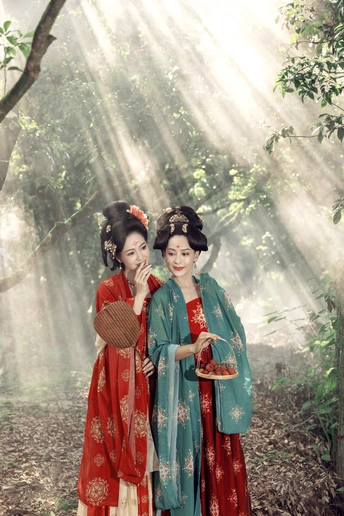 一对穿着和服的妇女站在树林里 树林里有树 阳光透过树林照射