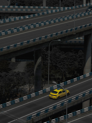 一辆黄色汽车在高速公路下穿桥