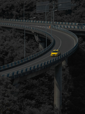 夜晚行驶在高速公路上的黄色汽车 车灯开启
