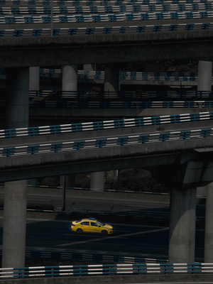 黄色出租车在高速公路或道路上行驶在桥下