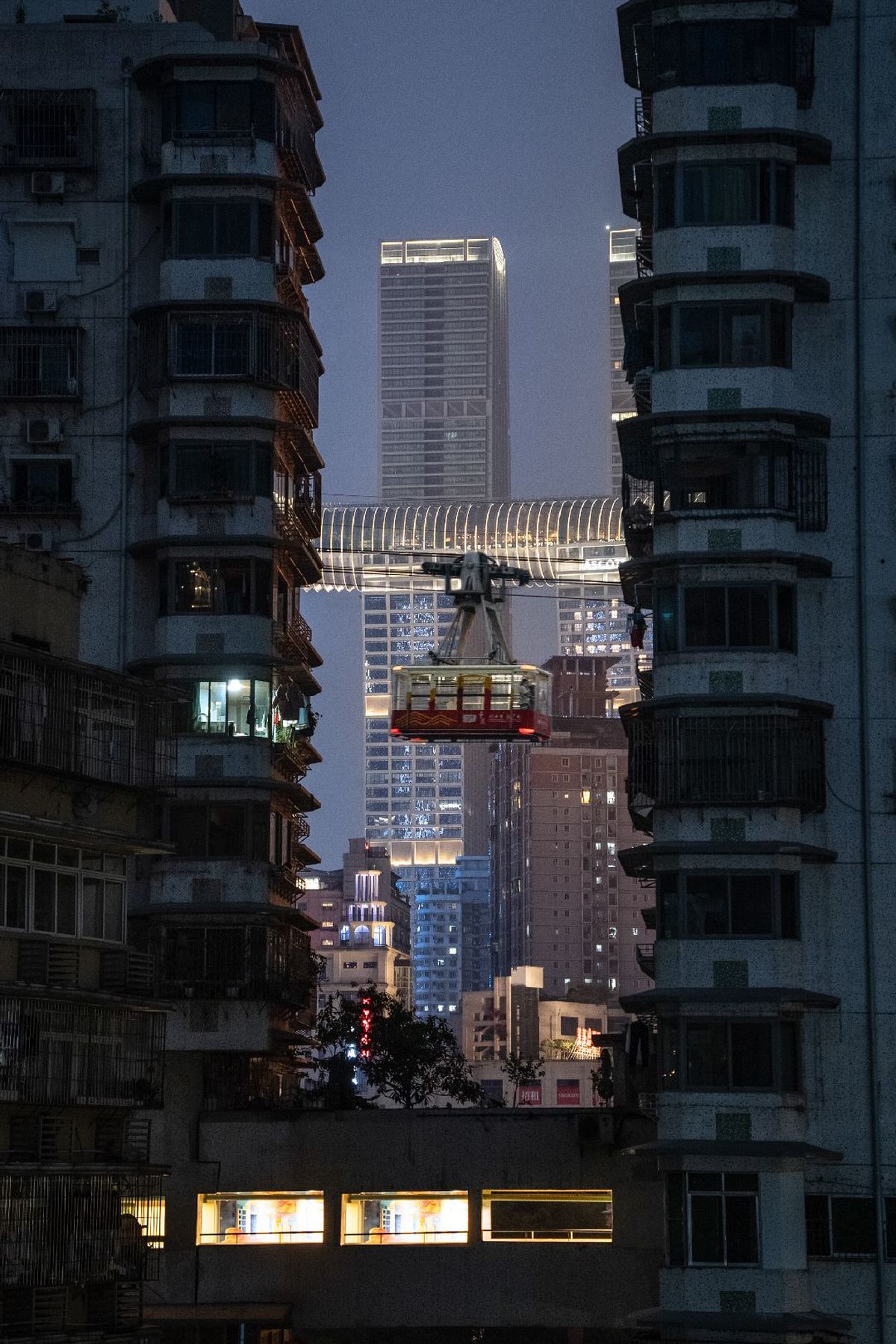 夜晚的城市 有许多高楼大厦。