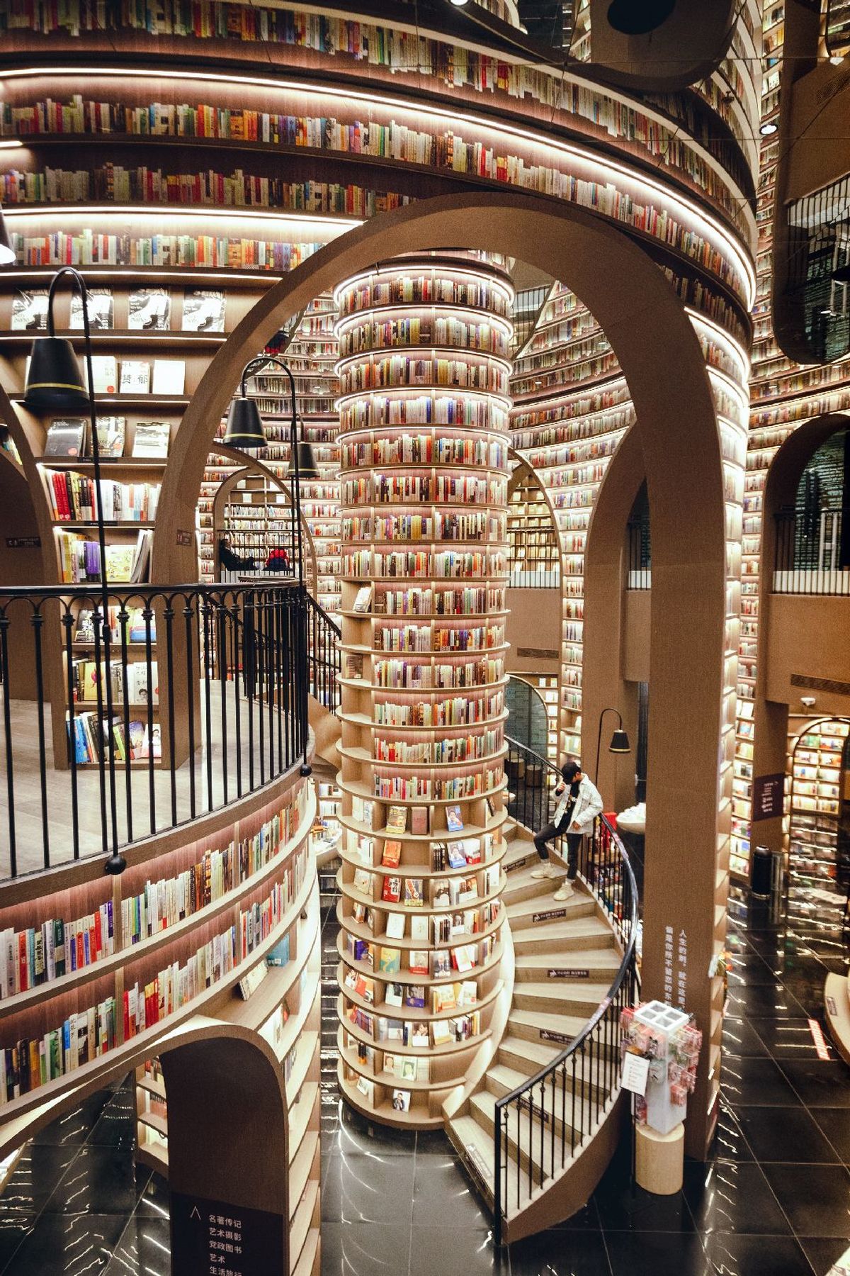 螺旋楼梯通向一个装满书的巨大书架
