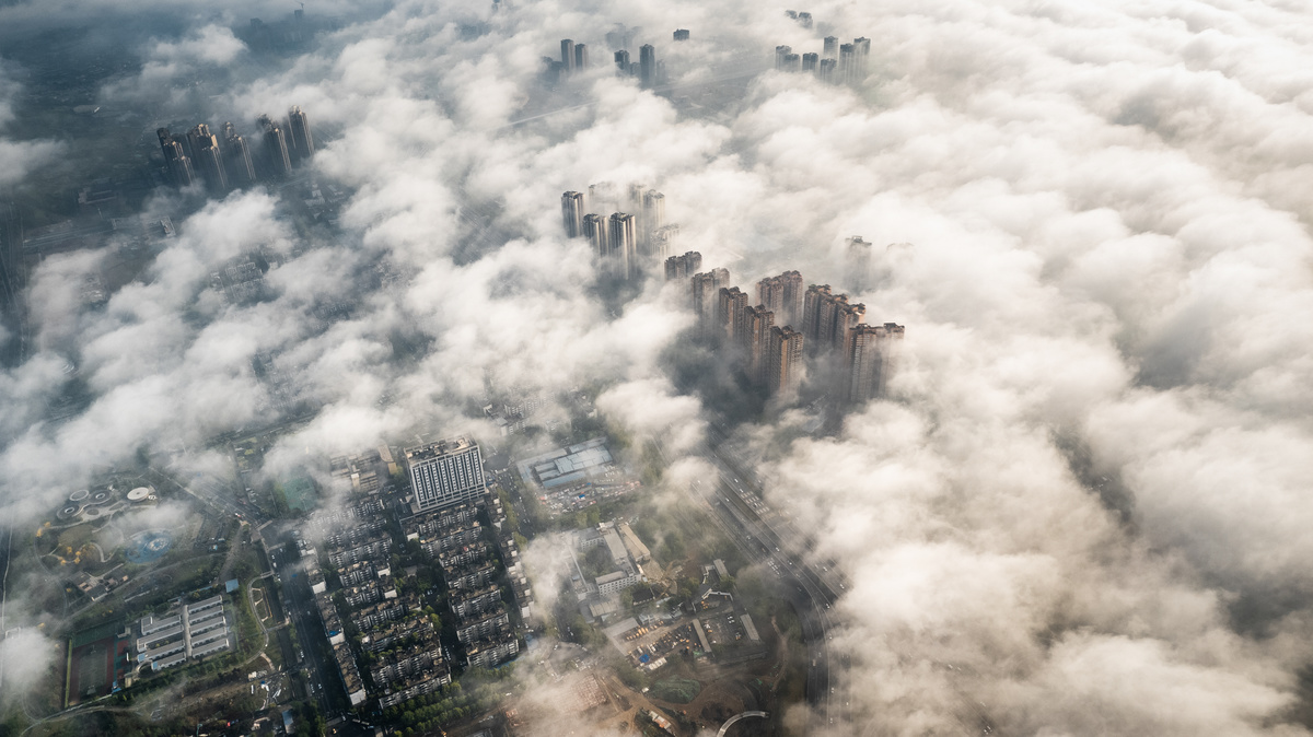 从飞机上拍摄的摩天大楼和建筑物在天空中
