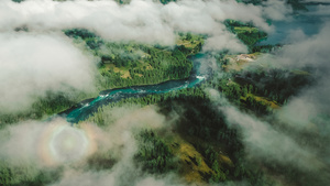从飞机上拍摄到的美丽风景照片 包括蓝天、白云、河流和山脉。