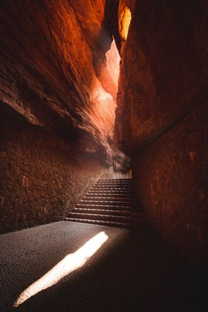 通往一个黑暗洞穴的楼梯 透过光线