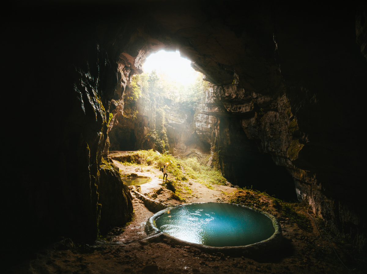 一个黑暗洞穴中的一个水坑 透过光线