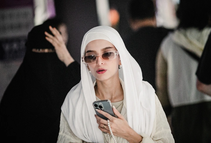 曼谷街头·白巾美女