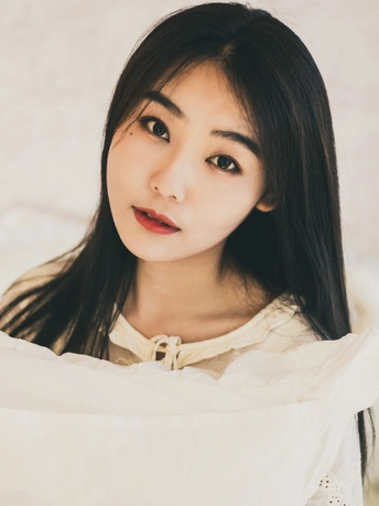 一个穿着白色上衣的年轻女子的肖像