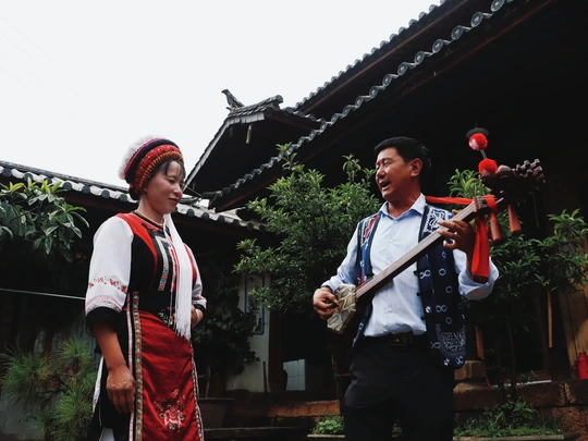 一位穿着传统服装的男性和一位女性