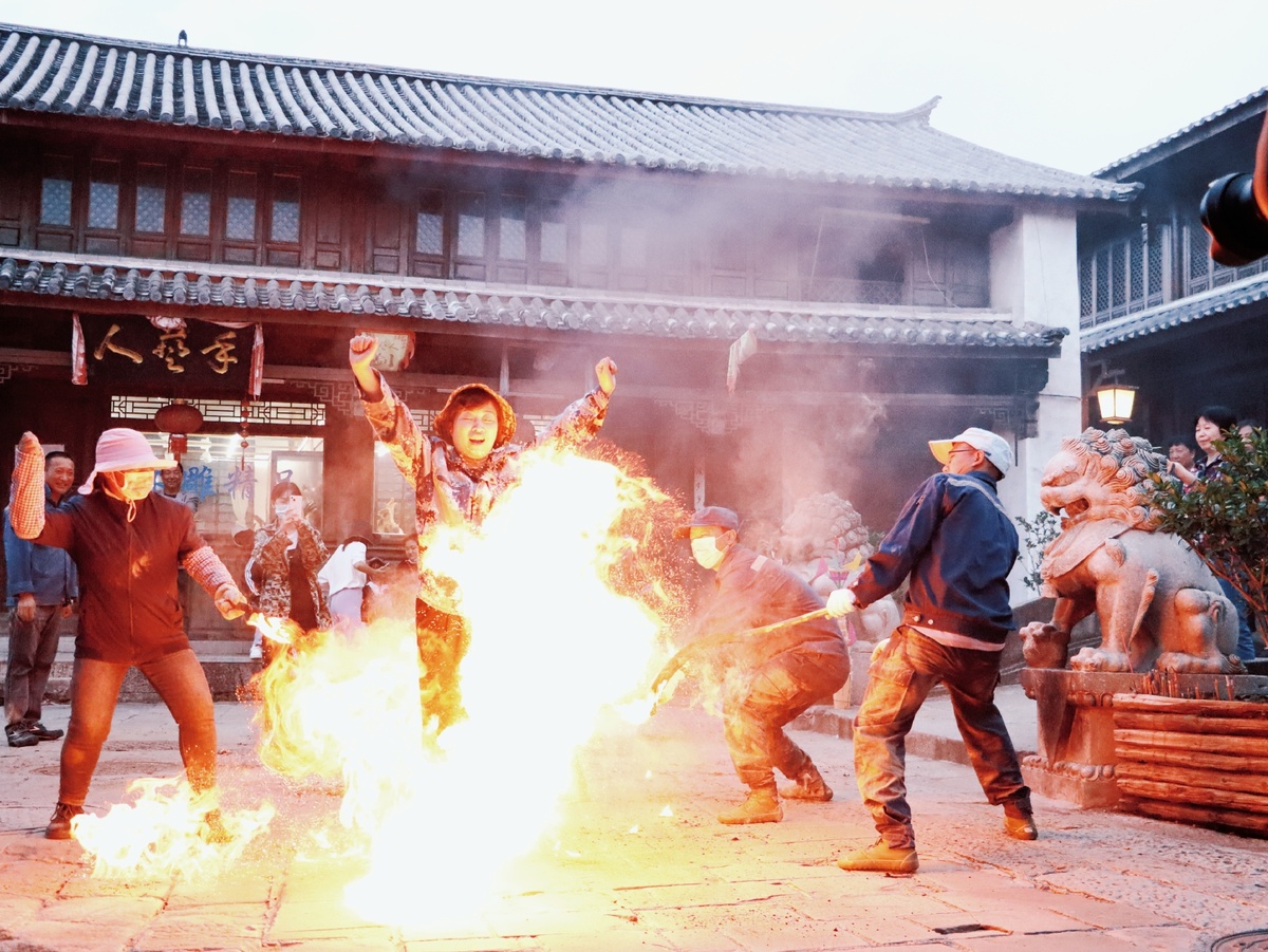 有人向一座被抗议者纵火的神庙扔烟花。