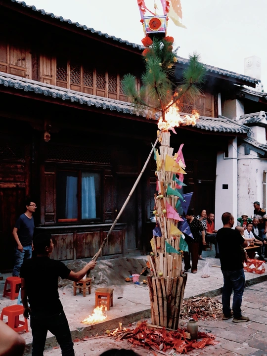 一个有人的小庭院 中间有火在街上。