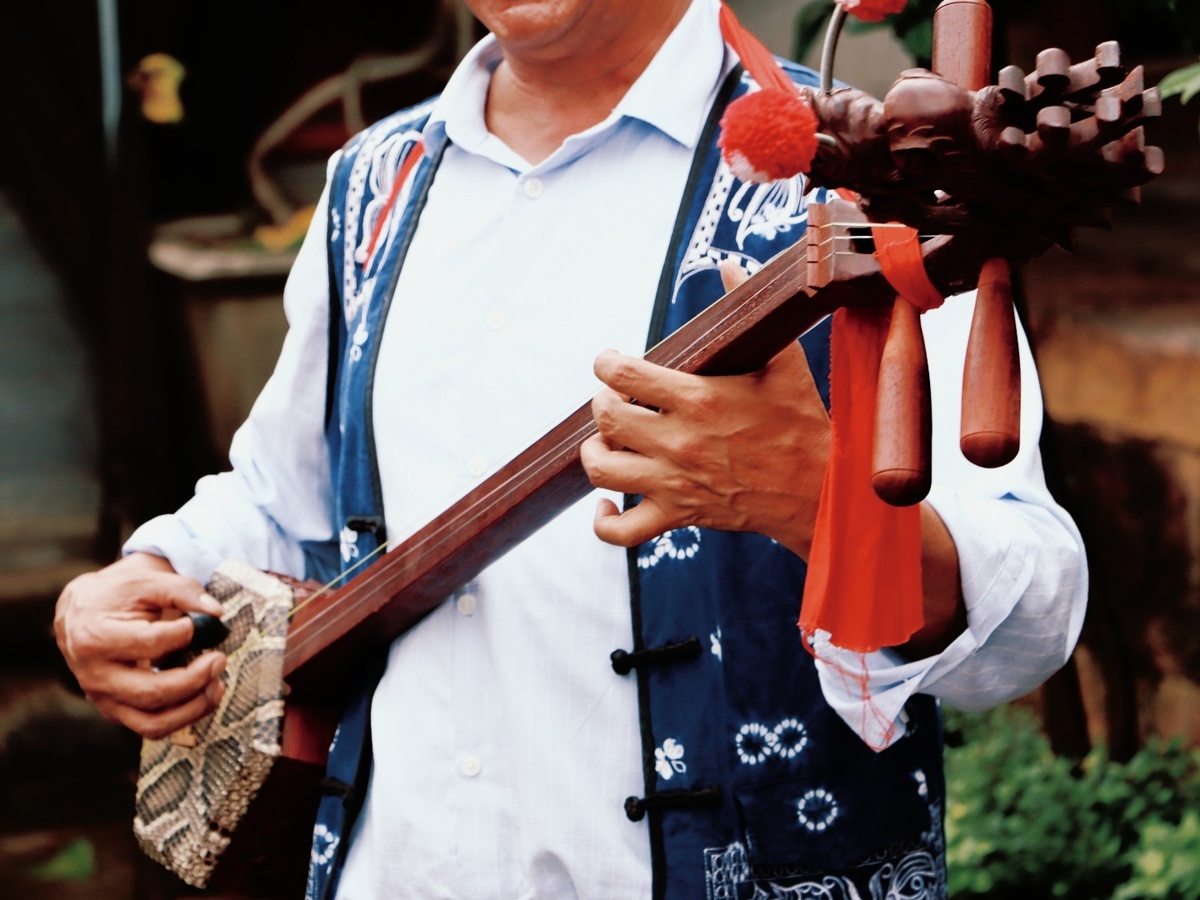 一个拿着乐器演奏传统音乐的男人