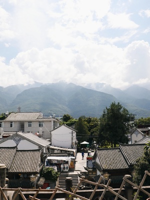 一个小村庄的一条街道 背景是建筑物和山脉。
