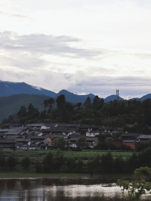 一个小村庄或小镇 位于山脉和河流之间的山谷中。