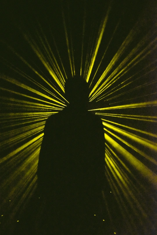 一个人在绿色灯光前的影子