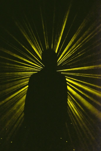 一个人在绿色灯光前的影子