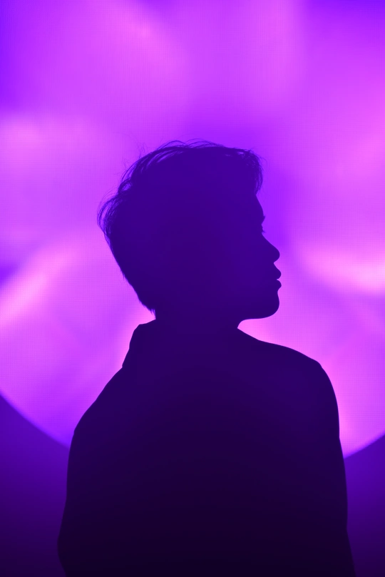站在紫色光线前的男人