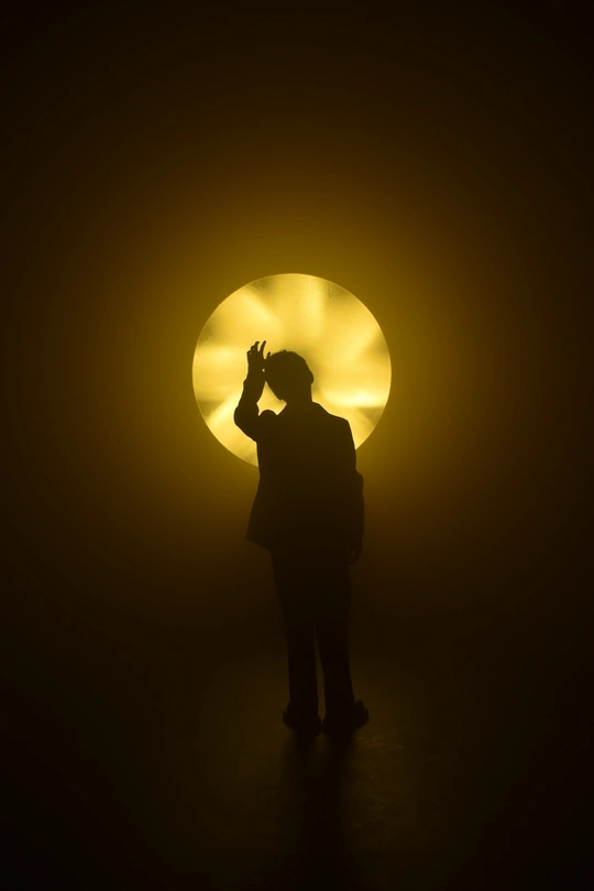 一个男人在日食期间看着太阳 背景是月亮