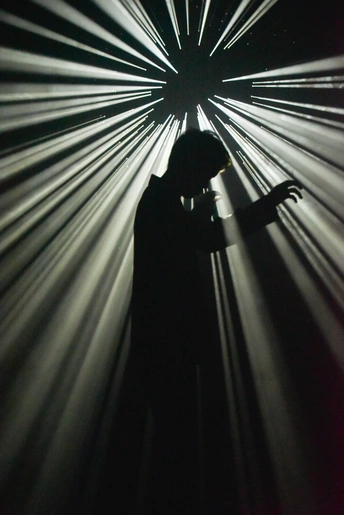 一个人在黑暗中的剪影