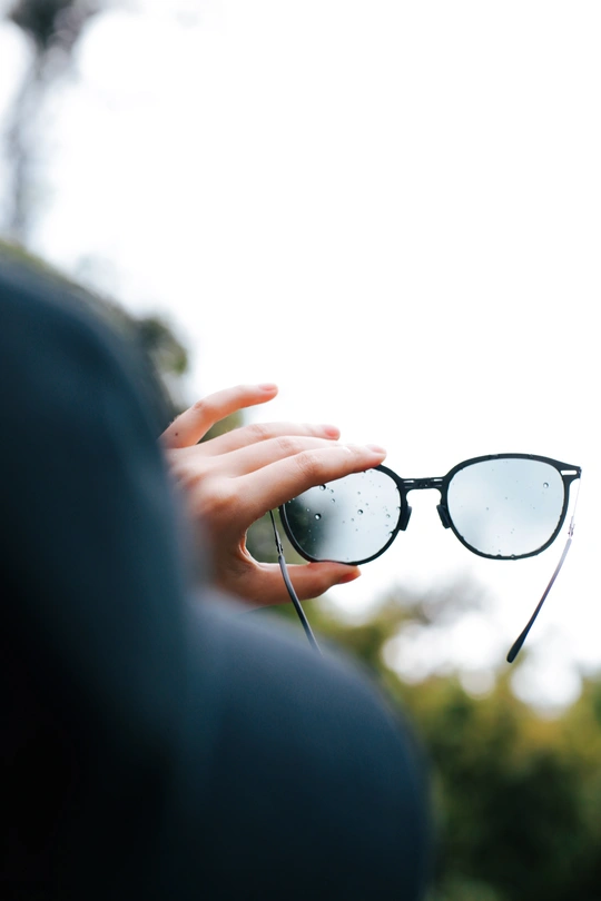 戴眼镜的人伸出手