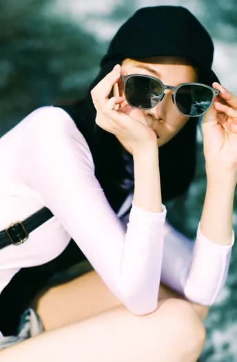 一位戴黑色帽子、太阳镜的女性