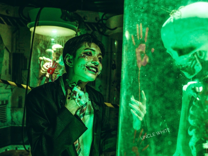 站在一个装有骨架的鱼缸前的男子