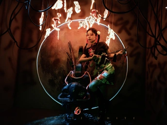 一个男性和一个女性坐在一个圆形物体内部