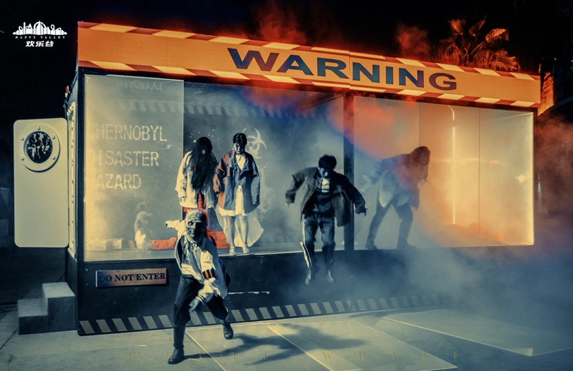 一个男人在晚上走在街上 前面是广告。