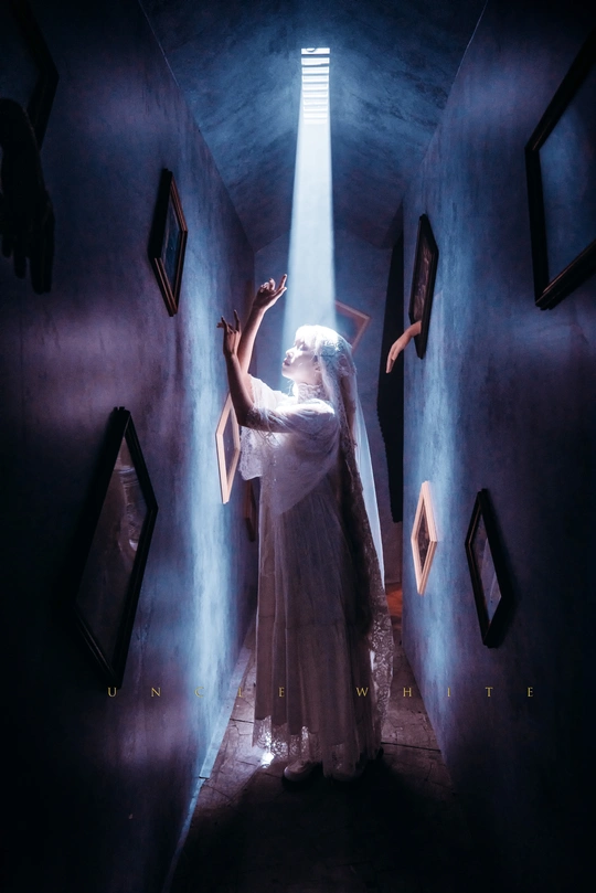 一个黑暗房间里的一个鬼和一个蓝色的光