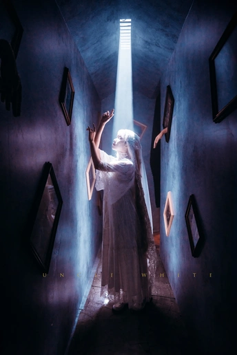 一个黑暗房间里的一个鬼和一个蓝色的光