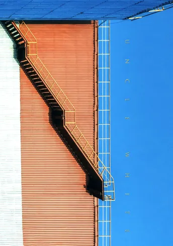 蓝天下的一个高塔 有楼梯