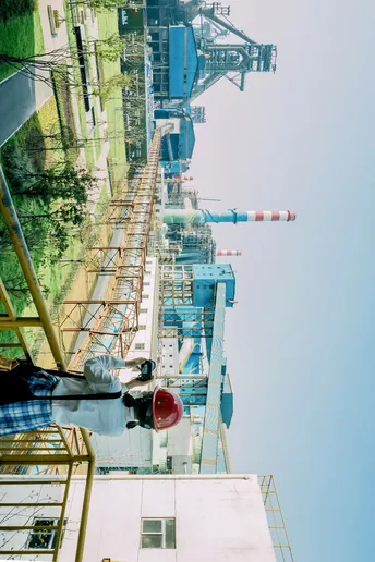 站在一栋大楼旁边的一根高梯子上的一名男子