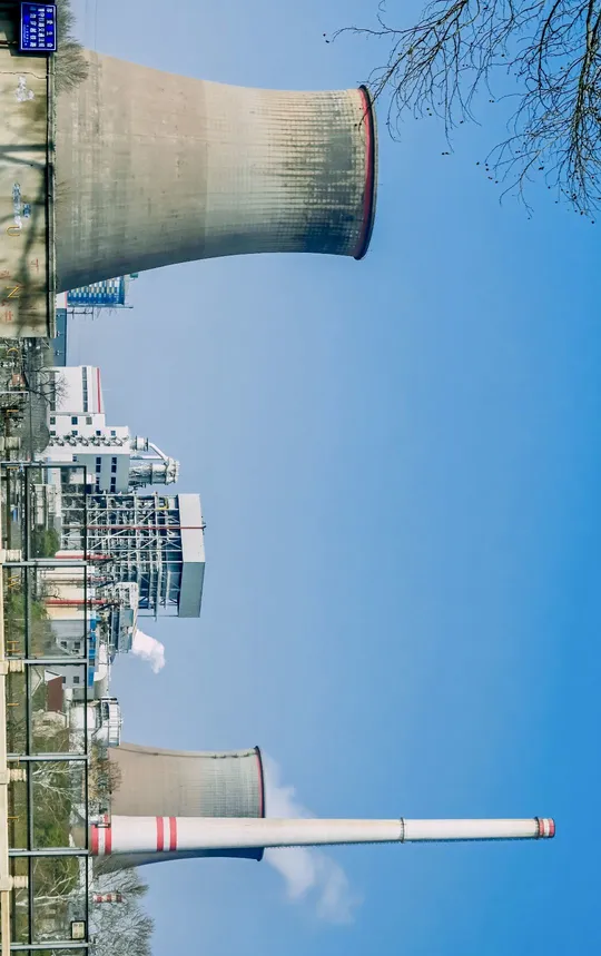 大型工厂 有大型管道和高层建筑 对着蓝天