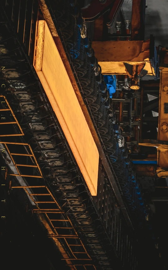 工厂夜晚的一组楼梯