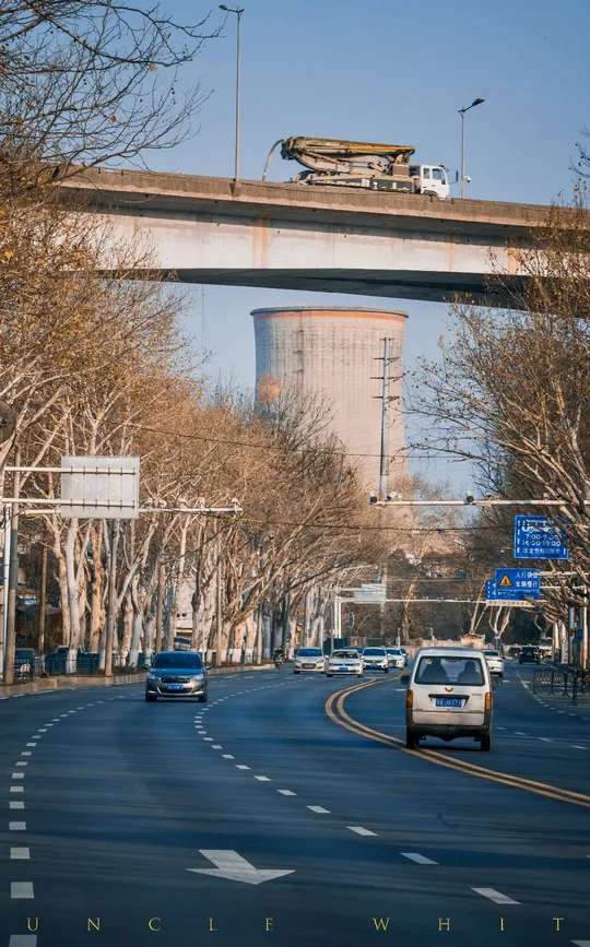 城市中有桥和汽车在公路上行驶。