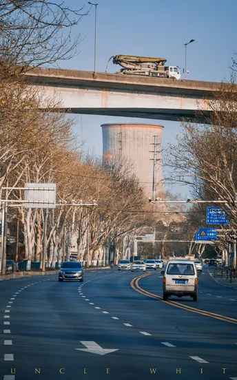 城市中有桥和汽车在公路上行驶。