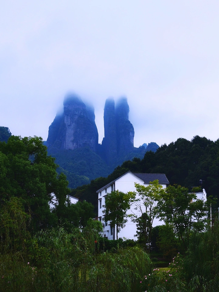 雾笼江郎山