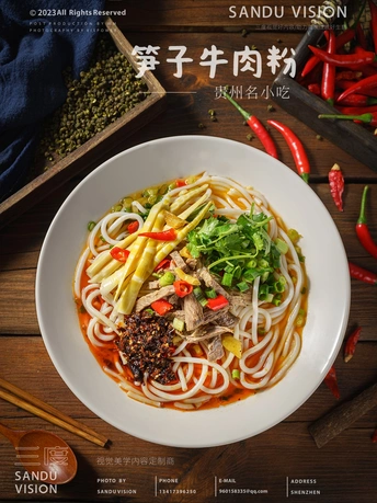 一份面条配蔬菜和辣椒