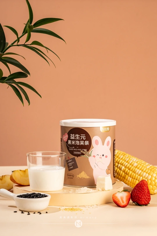 一张桌子 里面有一些产品、一杯牛奶、一穗玉米和一株植物