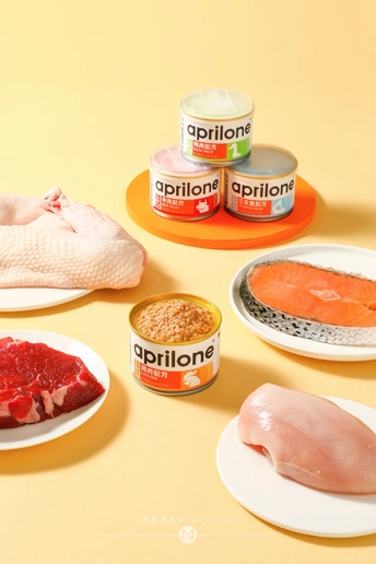 桌上摆满了肉和鱼的食物