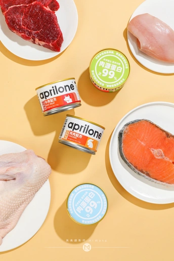 一张桌子 里面有罐头鱼、一盘罐头三文鱼和其他食材