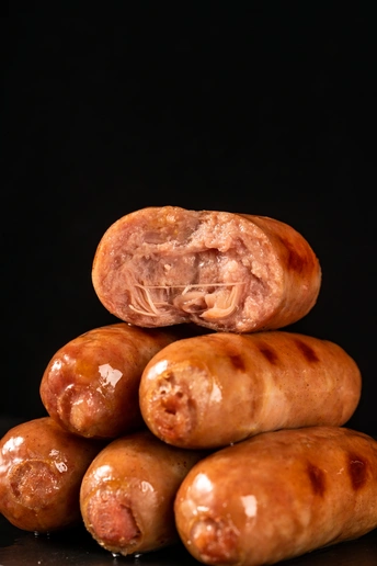 黑底上的一堆香肠