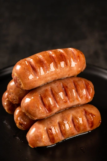 一堆放在盘子里的香肠