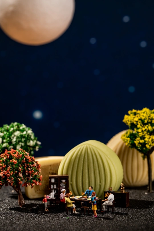 一个小人物场景 小人儿们坐在桌子旁 背景中有一个小行星。