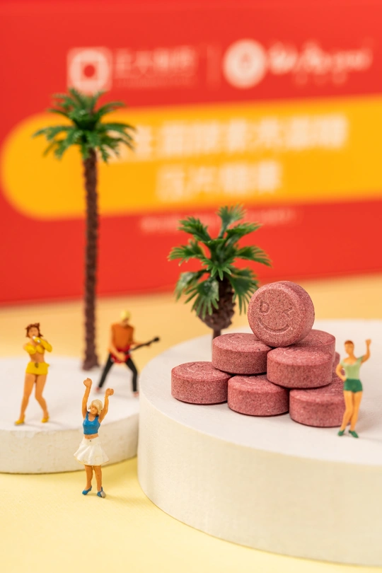 一群小人站在平台上