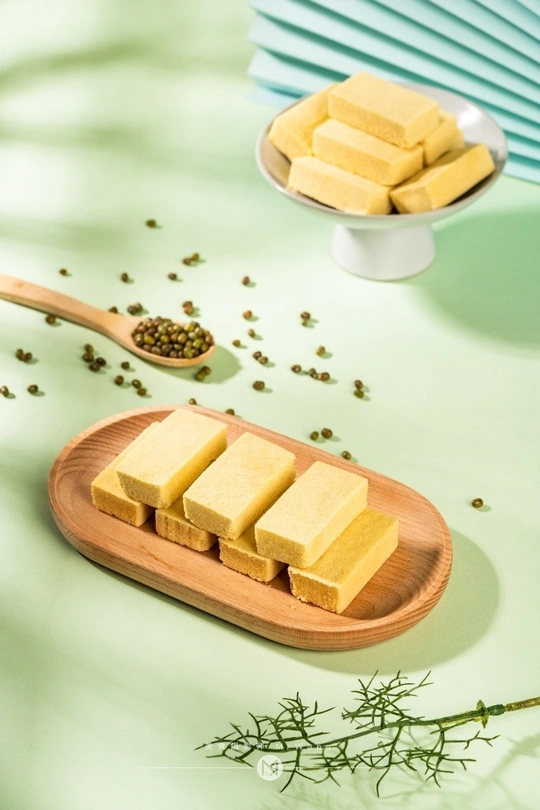 盘子上放着食物立方体 用木勺在绿色桌子上。