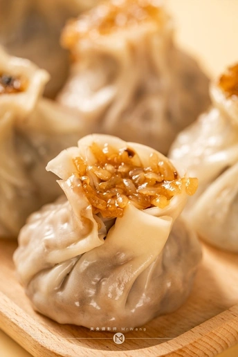 一堆在盘子上的食物