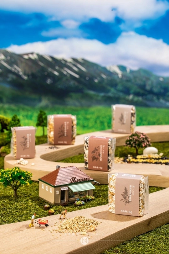 一个小木屋模型放在木桌上 背景是山脉。