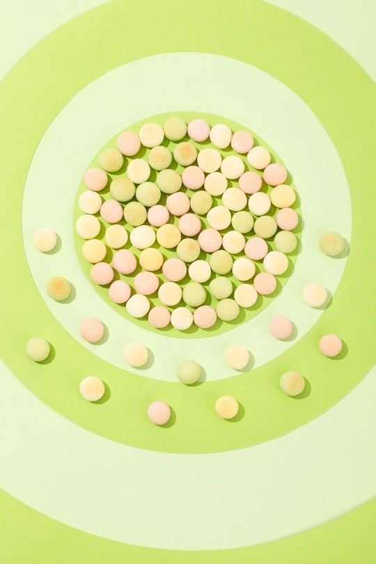 白色药丸在绿色背景上呈圆形